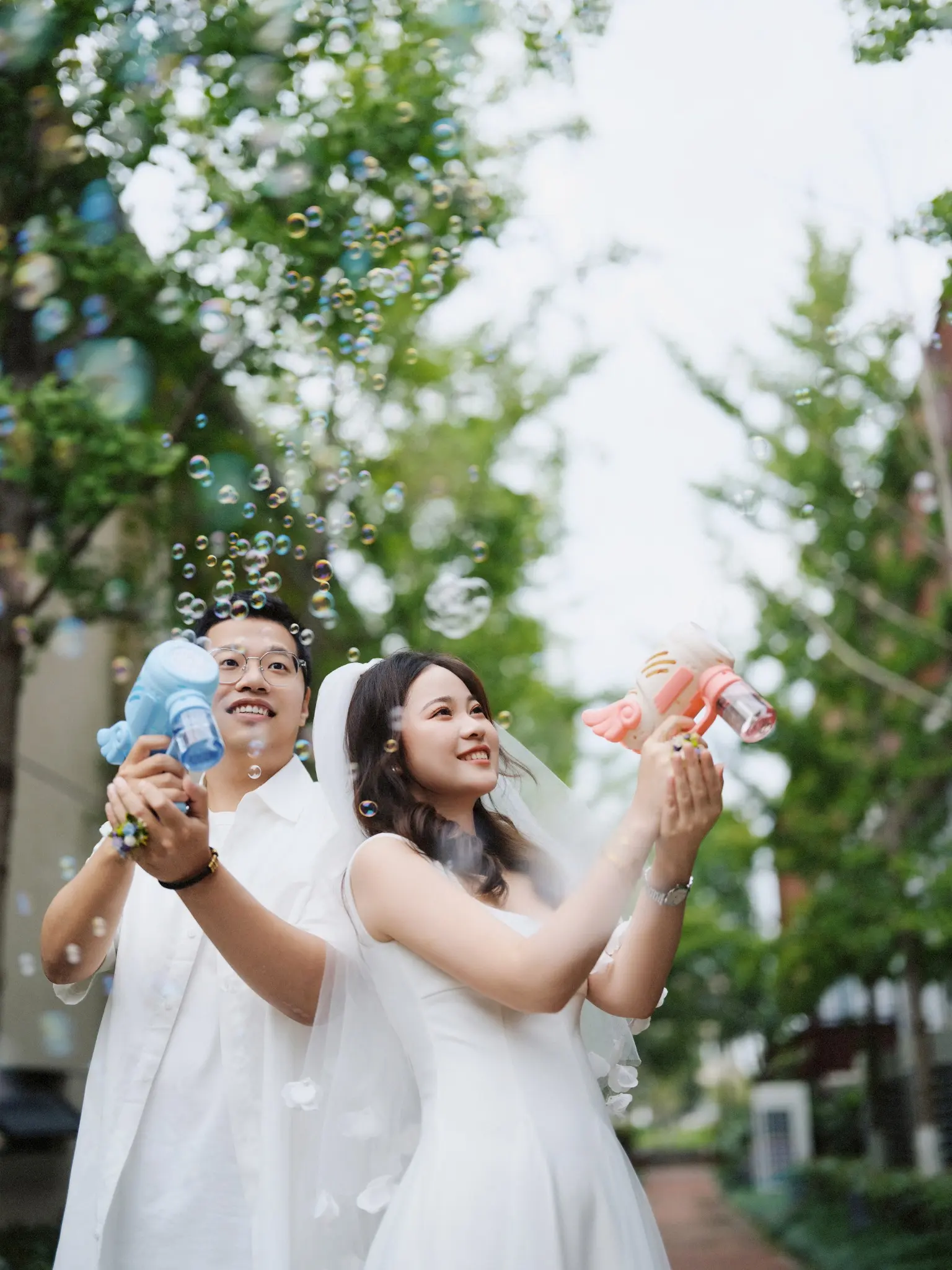 新人一起吹泡泡